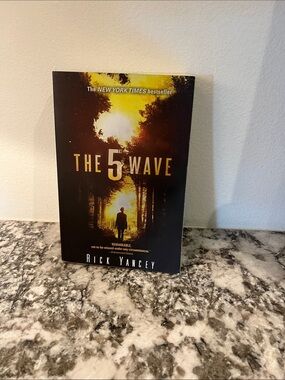 The 5th Wave by Rick Yancey - Black & Yellow Paperback
